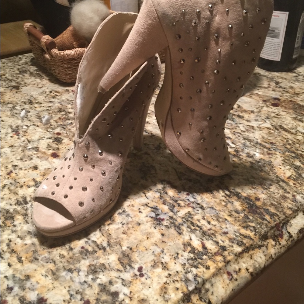 Never been used Cream fancy shoes